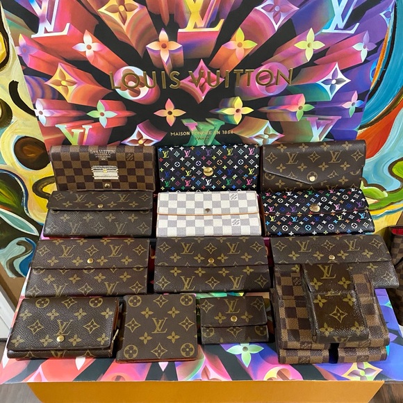 😍❤️😘Authentic Luxury Signature Bags & Wallets - Picture 16 of 16